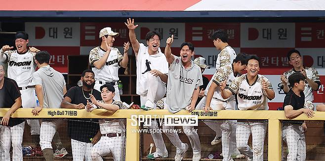 ▲ 키움이 연장 11회말 5-5 동점을 이루자 선수들이 환호하고 있다. ⓒ곽혜미 기자