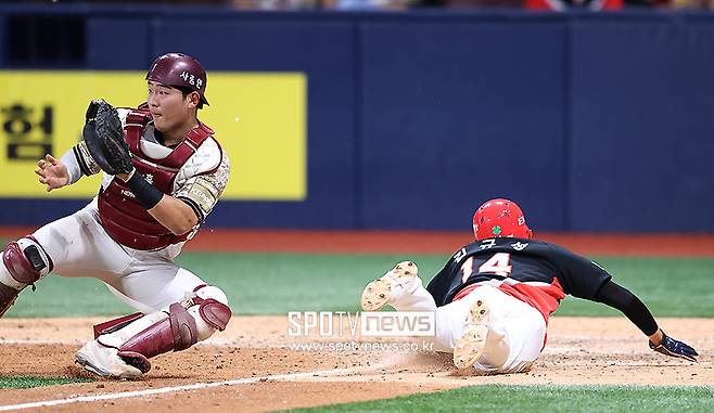▲ KIA 김규성이 연장 11회초 팀에 5-4 리드를 안기는 득점에 성공하고 있다. ⓒ곽혜미 기자