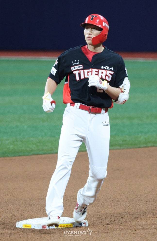 2타점 2루타를 날리고 2루를 밟은 김호령. /사진=김진경 대기자