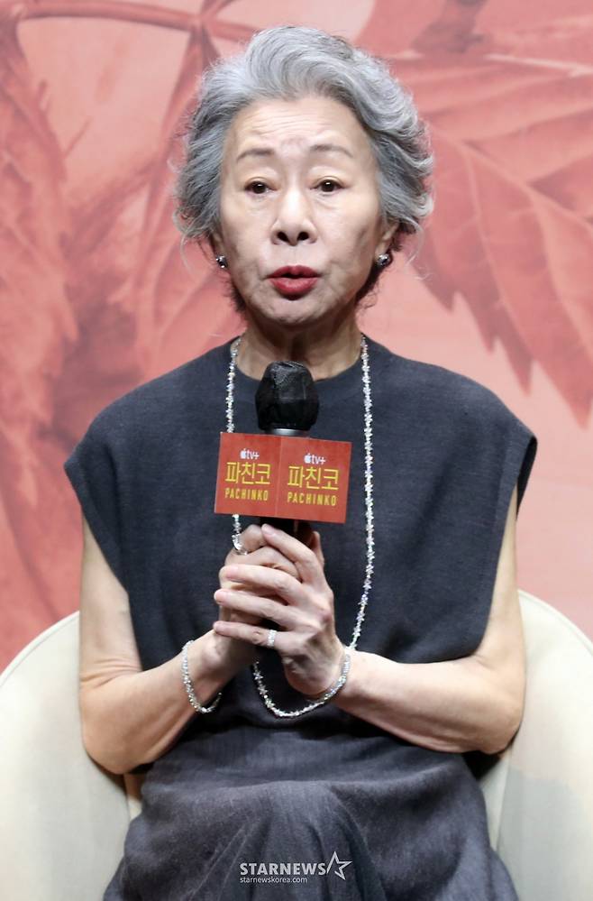 배우 윤여정이 23일 오전 서울 강남구 그랜드인터컨티넨탈 파르나스 그랜드 볼룸에서 열린 애플오리지날 '파친코2' 제작발표회에 참석해 인사말을 하고 있다.    뉴욕타임스 베스트셀러에 선정된 동명의 소설을 원작으로 한 Apple Original 시리즈 ‘파친코’ - Pachinko. 고국을 떠나 억척스럽게 생존과 번영을 추구하는 한인 이민 가족 4대의 삶과 꿈을 그려낸 드라마로 23일 공개된다. 2024.08.23 /사진=임성균