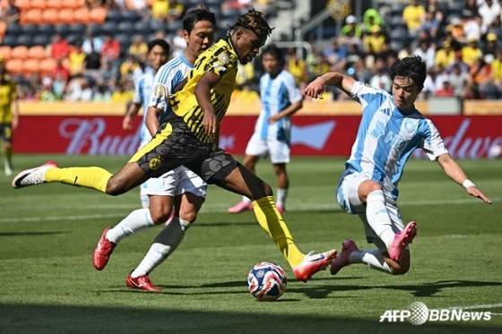 카니 추쿠에메카(왼쪽)가 26일 오전 4시(한국시간) 미국 오하이오주 신시내티의 TQL 스타디움에서 열린 도르트문트 대 울산 HD의 '2025 국제축구연맹(FIFA) 클럽 월드컵' 조별리그 F조 3차전에서 슛을 시도하고 있다. /AFPBBNews=뉴스1