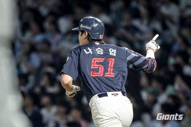 롯데 나승엽이 26일 창원 NC전에서 5회 대타 홈런을 터트린 후 세리머니를 하고 있다. /사진=롯데 자이언츠 제공