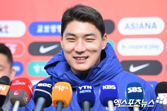 대한축구협회는 26일 EAFF의 결정으로 이번 E-1 챔피언십 대회 엔트리가 23명에서 26명으로 확대됨에 따라 남녀 대표팀 모두 기존 명단에 3명을 추가 발탁한다고 발표했다.&nbsp;  남자 대표팀에는 강상윤(전북현대), 모재현(강원FC, 이상 미드필더), 그리고 주민규(대전하나시티즌, FW)가 발탁됐다. 강상윤과 모재현은 첫 성인 대표팀 발탁이다.&nbsp;엑스포츠뉴스DB