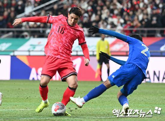 대한축구협회는 26일 EAFF의 결정으로 이번 E-1 챔피언십 대회 엔트리가 23명에서 26명으로 확대됨에 따라 남녀 대표팀 모두 기존 명단에 3명을 추가 발탁한다고 발표했다. 남자 대표팀에는 강상윤(전북현대), 모재현(강원FC, 이상 미드필더), 그리고 주민규(대전하나시티즌, FW)가 발탁됐다. 강상윤과 모재현은 첫 성인 대표팀 발탁이다. 엑스포츠뉴스DB