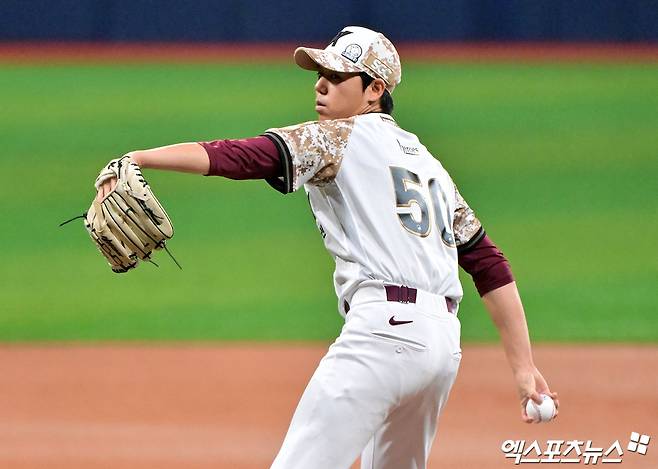 26일 오후 서울 구로구 고척스카이돔에서 열린 '2025 신한 SOL Bank KBO리그' KIA 타이거즈와 키움 히어로즈의 경기, 1회초 키움 선발투수 하영민이 공을 힘차게 던지고 있다. 고척, 김한준 기자