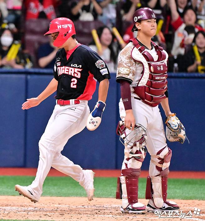 26일 오후 서울 구로구 고척스카이돔에서 열린 '2025 신한 SOL Bank KBO리그' KIA 타이거즈와 키움 히어로즈의 경기, 5회초 1사 1루 KIA 박민이 이창진의 1타점 적시타때 득점에 성공하고 있다. 고척, 김한준 기자