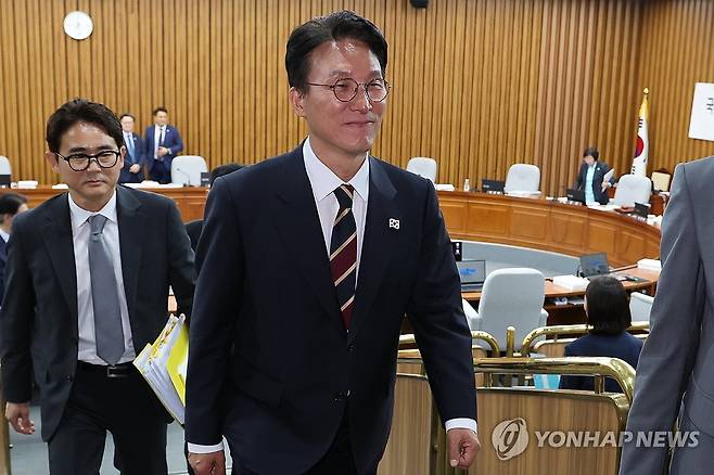 청문회장에서 나가는 김민석 후보자 (서울=연합뉴스) 김주성 기자 = 김민석 국무총리 후보자가 25일 서울 국회에서 자료 제출 등을 둘러싼 여야 대립으로 인사청문회 속개가 지연되자 후보자석을 잠시 떠나고 있다. 2025.6.25 utzza@yna.co.kr