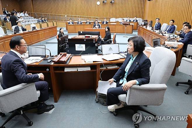 총리 인사청문회 파행 (서울=연합뉴스) 김주성 기자 = 25일 서울 국회에서 열린 김민석 국무총리 후보자 인사청문회에서 국민의힘 소속 이종배 위원장과 여당 간사인 더불어민주당 김현 의원이 청문회 속개 시간 등과 관련해 대화하고 있다. 2025.6.25 utzza@yna.co.kr