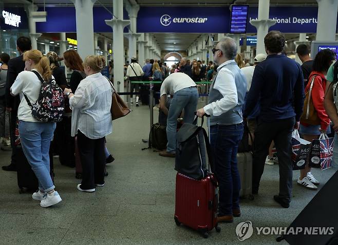 혼잡한 런던 세인트판크라스역 [로이터 연합뉴스]