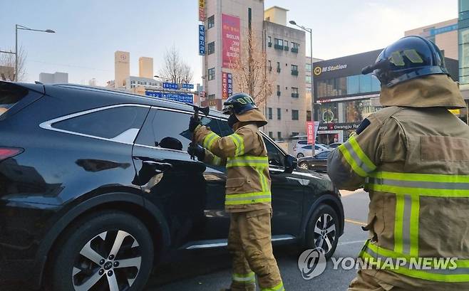 광주 동부소방, 불법 주차 강제처분 훈련 (광주=연합뉴스) 광주 동부소방서는 상가 화재 출동 상황을 가정해 불법 주정차 차량을 돌파하거나 파괴하는 등의 강제처분 훈련을 실시했다고 8일 밝혔다. 사진은 전날 소화전 옆 불법주차 차량의 창문을 깨고 소방호스를 연결하는 훈련을 하는 모습. 2022.12.8 [광주 동부소방 제공. 재판매 및 DB 금지] iny@yna.co.kr