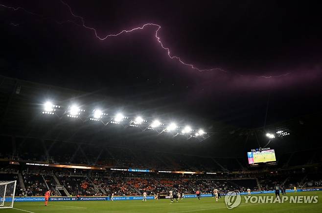 번개가 모이는 TQL 스타디움의 하늘 [AFP=연합뉴스. 재판매 및 DB 금지]