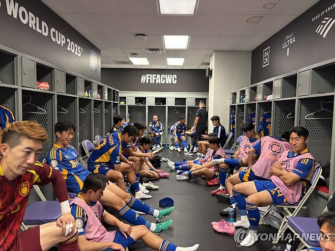 경기 지연으로 라커룸으로 돌아간 울산 HD 선수들 [울산 HD 제공. 재판매 및 DB 금지]