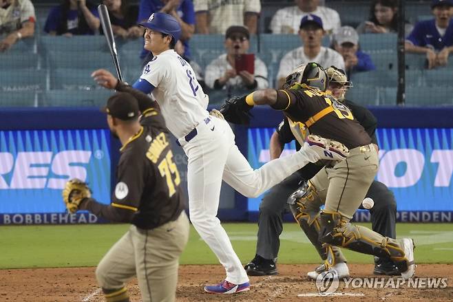 오타니의 어깨를 강타한 수아레스의 공 [AP=연합뉴스 자료사진]