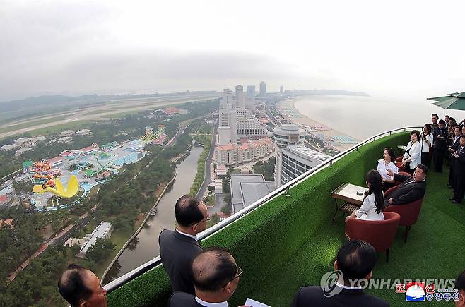 북한, 원산갈마관광지구 준공 (평양 조선중앙통신=연합뉴스) 북한의 대형 해변 리조트 단지인 강원도 원산 갈마 해안관광지구가 준공됐다. 조선중앙통신은 26일 김정은 국무위원장이 참석한 가운데 "원산갈마해안관광지구 준공식이 24일에 성대히 진행됐다"고 보도했다. 2025.6.26 
    [국내에서만 사용가능. 재배포 금지. For Use Only in the Republic of Korea. No Redistribution] nkphoto@yna.co.kr