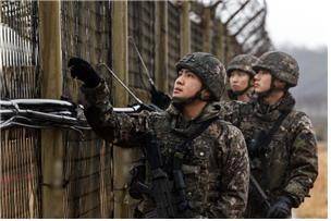 철책 점검하는 육군 장병 [국방일보 제공, 재판매 및 DB 금지] 2024.9.26