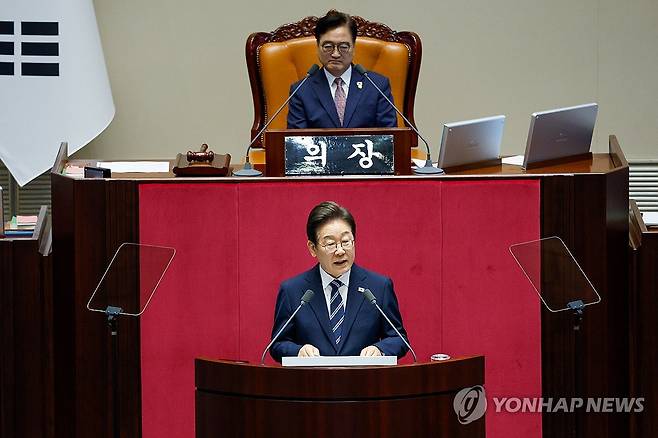 시정연설하는 이재명 대통령 (서울=연합뉴스) 이재명 대통령이 26일 서울 여의도 국회 본회의장에서 정부의 2차 추가경정예산안 제출과 관련해 첫 시정연설을 하고 있다. 2025.6.26 [국회사진기자단] photo@yna.co.kr