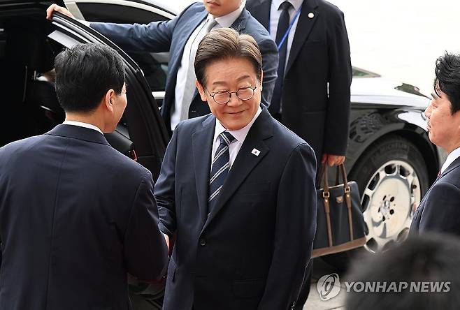 국회 시정연설 마친 이재명 대통령 (서울=연합뉴스) 한상균 기자 = 이재명 대통령이 26일 추가경정예산 시정연설을 마친 뒤 국회를 떠나고 있다. 2025.6.26 xyz@yna.co.kr