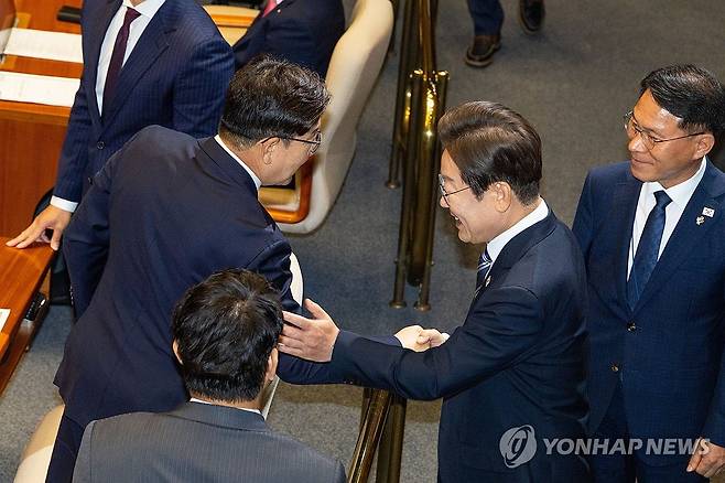 권성동 의원과 악수하는 이재명 대통령 (서울=연합뉴스) 이재명 대통령이 26일 국회 본회의장에서 추가경정예산 시정연설을 마친 뒤 국민의힘 권성동 의원과 악수하고 있다. 2025.6.26 [국회사진기자단] utzza@yna.co.kr