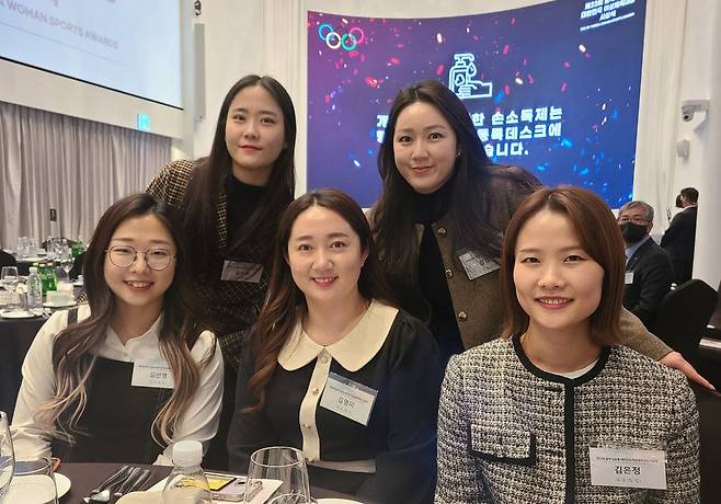 윤곡 여성체육대상 단체 부문 수상자 '팀 킴' (서울=연합뉴스) 홍규빈 기자 = '쇼트트랙 여제' 최민정(25·성남시청)과 한국 컬링을 이끄는 '팀 킴'(강릉시청)이 2022년을 빛낸 최고의 여성 체육인으로 선정됐다.
    최민정과 팀 킴은 18일 서울 용산구 그랜드머큐어 호텔에서 열린 제33회 윤곡 김운용 여성체육대상 시상식에서 각각 개인, 단체 부문 여성체육대상을 받았다. 2023.1.18