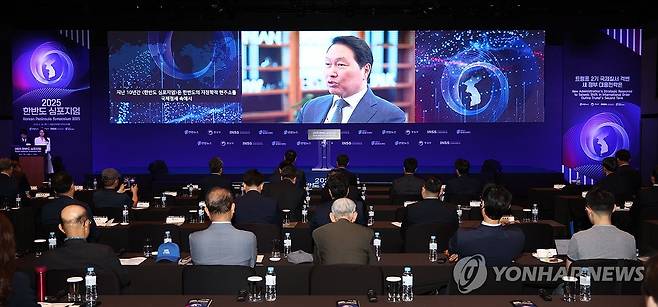 최태원 회장, 한반도 심포지엄 영상 축사 (서울=연합뉴스) 김인철 기자 = 최태원 대한상공회의소 회장이 26일 서울 중구 신라호텔 다이너스티홀에서 열린 2025 한반도 심포지엄에서 영상으로 축사를 하고 있다. 2025.6.26 yatoya@yna.co.kr