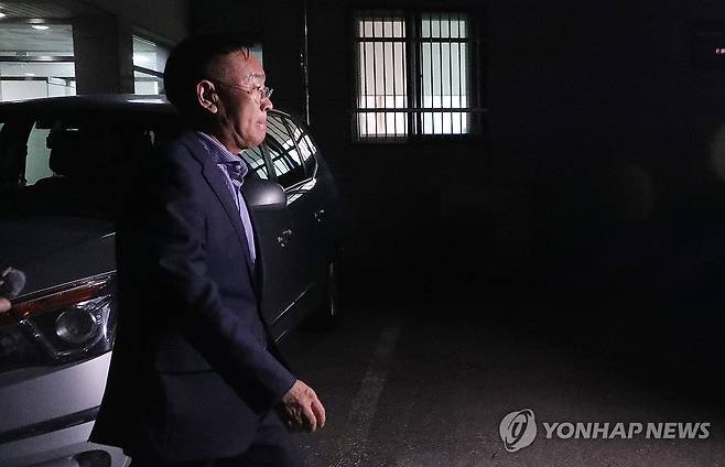 소환조사 마치고 귀가하는 김진하 양양군수 [연합뉴스 자료사진]