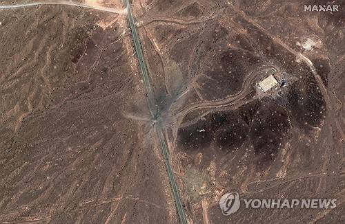 이스라엘의 23일 공습 이후 촬영된 포르도 핵시설 위성사진  [AP 연합뉴스. 막사르테크놀로지 제공. 재판매 및 DB 금지]