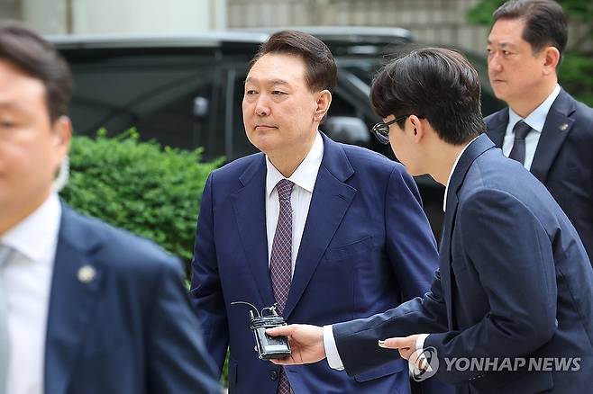 윤석열 전 대통령 (서울=연합뉴스) 윤석열 전 대통령이 16일 서울 서초구 서울중앙지방법원에서 열린 내란 우두머리 혐의·직권남용 권리행사 방해 혐의 사건 7차 공판에 출석하고 있다. 2025.6.16 [사진공동취재단] photo@yna.co.kr