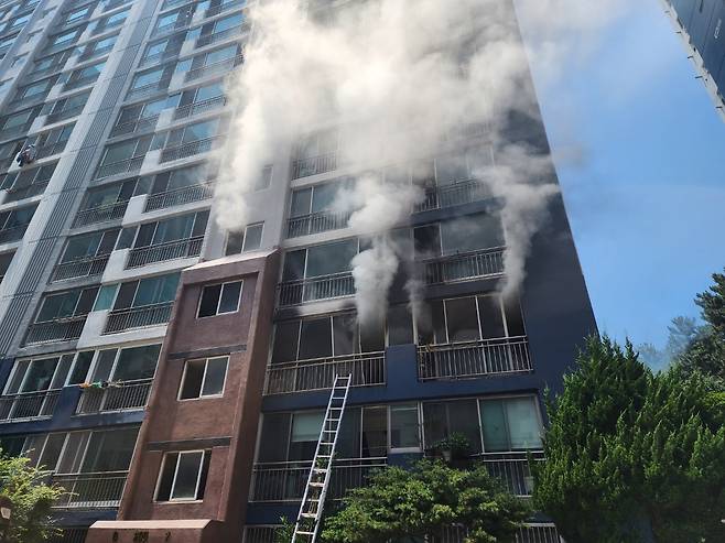 부산 사하구 아파트 화재 [부산소방재난본부 제공. 재판매 및 DB 금지]