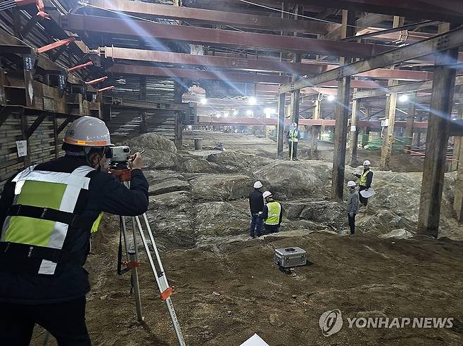 대규모 암반에 광주 지하철 공사 지연 (광주=연합뉴스) 26일 광주시가 도시철도 2호선 1단계 공사 지연을 설명하며 지연의 원인인 공사현장 대규모 암반 사진을 공개했다. 사진은 도시철도 공사 2공구와 4공구 내 암반의 모습. 2025.6.26 [광주시 제공. 재판매 및 DB 금지] pch80@yna.co.kr