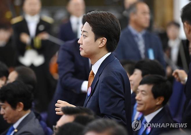 취임선서식 참석한 이준석 의원 (서울=연합뉴스) 개혁신당 이준석 의원이 지난 4일 서울 여의도 국회에서 열린 제21대 대통령 취임선서식에 참석하고 있다. 2025.6.4 [국회사진기자단] photo@yna.co.kr