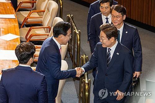 송언석 원내대표와 악수하는 이재명 대통령     (서울=연합뉴스) 이재명 대통령이 26일 국회 본회의장에서 추가경정예산 시정연설을 마친 뒤 국민의힘 송언석 원내대표와 악수하고 있다. 2025.6.26 [국회사진기자단]
    utzza@yna.co.kr
(끝)