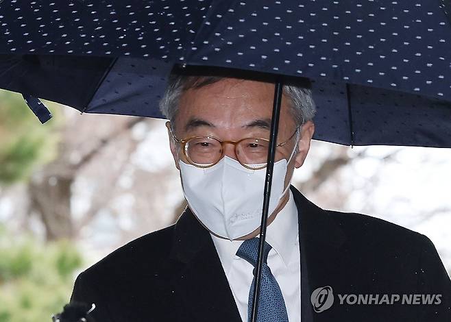 임종헌, 1심 선고공판 출석 (서울=연합뉴스) 이지은 기자 = 이른바 '사법농단' 의혹의 핵심으로 지목된 임종헌 전 법원행정처 차장이 5일 오후 서울 서초구 서울중앙지방법원에서 열린 1심 선고 공판에 출석하기 위해 법정으로 향하고 있다. 2024.2.5 jieunlee@yna.co.kr
