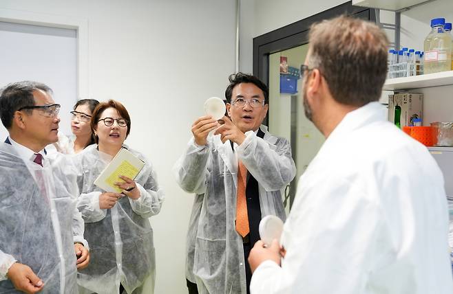 헬름홀츠신약개발연구소 견학 중인 김진태 도지사와 김시성 도의장  [강원도 제공.재판매 및 DB 금지]