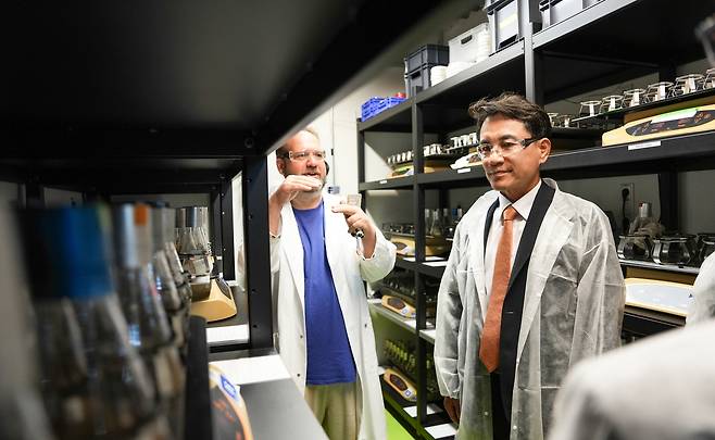 연구소 견학하는 김진태 지사 [강원도 제공.재판매 및 DB 금지]