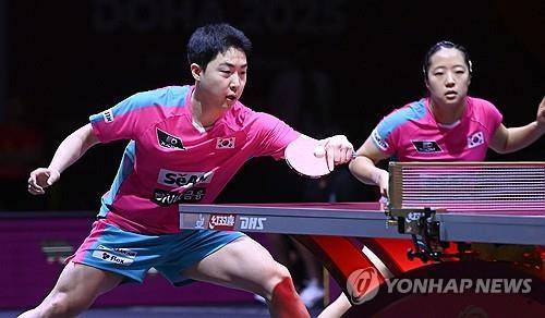 도하 세계선수권 때 임종훈(왼쪽)과 신유빈의 경기 장면 [대한탁구협회 제공. 재판매 및 DB 금지]