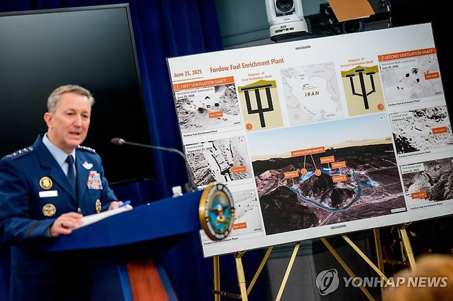 이란 핵시설 공습 설명하는 케인 미국 합참의장 [AFP 연합뉴스]