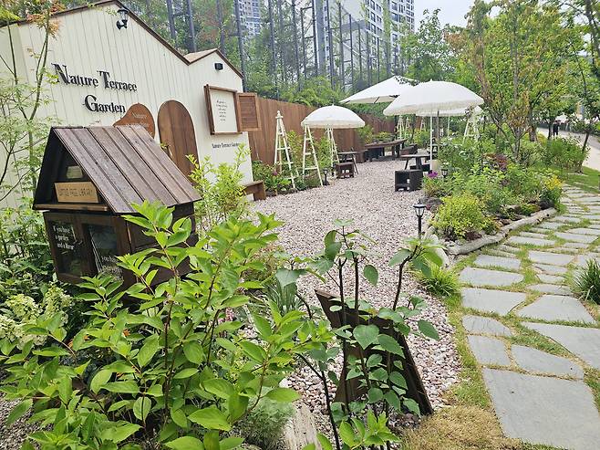 과천시는 지식정보타운 갈현초등학교 앞 녹지 공간에 '창의놀이 정원'과 '자연테라스 정원'을 조성하고 운영에 들어갔다. 사진-과천시