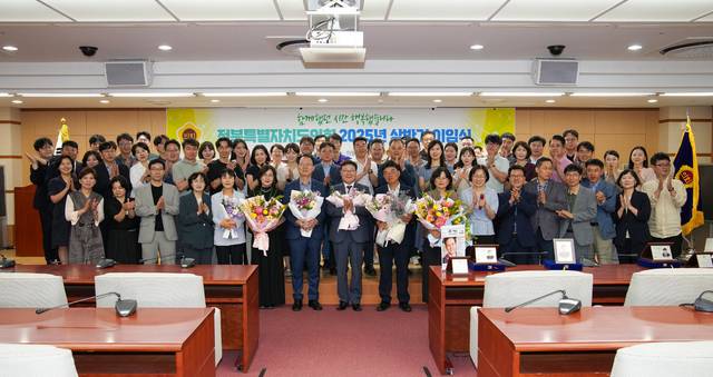 27일 전북특별자치도의회 2025년 상반기 이임식에서 퇴직자들과 문승우 의장을 비롯한 사무처 직원들이 기념촬영을 하고 있다. 전북자치도의회 제공