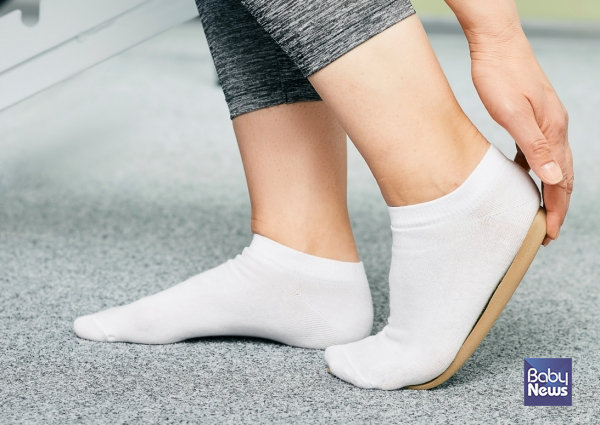 일상적으로 흔히 말하는 '평발'은 질병이 아니라 발의 모양을 지칭하는 용어이다. 의학적으로는 '편평족(Pes planus)'이라는 용어를 사용하며, 이는 발바닥의 종아치(Longitudinal arch)가 정상보다 낮거나 없는 상태를 의미한다. ⓒ베이비뉴스