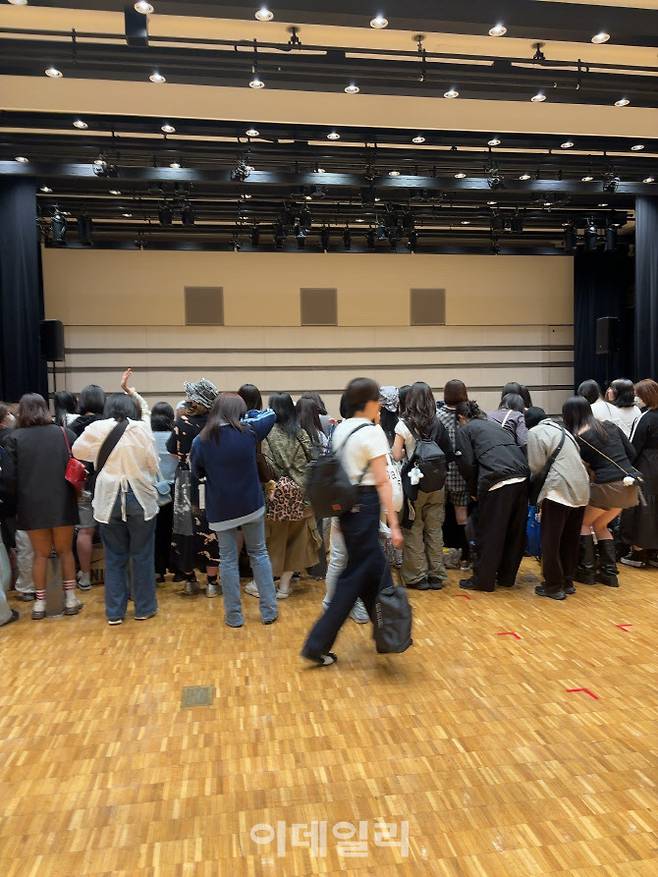 한국의 밴드 ‘터치드’ 한국 콘서트의 젊은 세대들이 공연을 보기 위해 몰려든 모습. 이 공연에는 일본 Z세대들도 다수 와 즐겼다. (사진=키무라 요시키 제공)