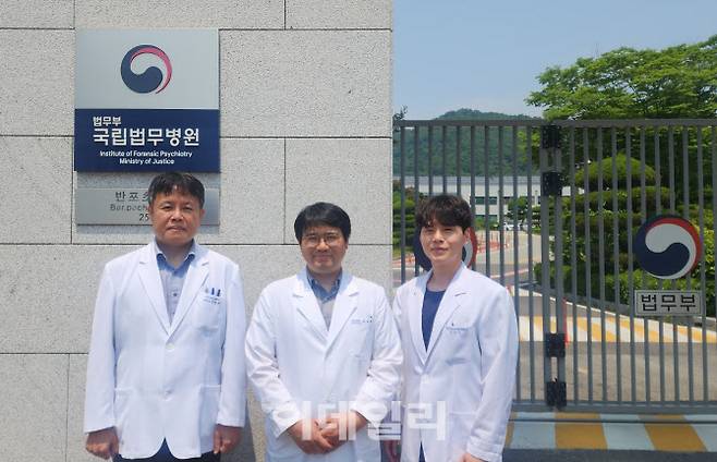 성명제(왼쪽부터) 정신건강의학과 전문의(법정신의학연구팀 연구원, 과학기술서기관)와 김설환 국립법무병원 정신건강임상심리사(의료기술주사보), 송강식 정신건강작업치료사(정신재활치료과 팀장)가 26일 이데일리와의 인터뷰 후 충남 공주시 국립법무병원 정문 앞에서 기념촬영을 하고 있다. (사진=백주아 기자)