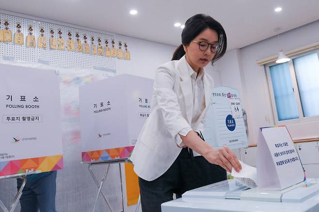 윤석열 전 대통령 배우자인 김건희 여사가 제21대 대통령 선거일인 3일 서울 서초구 원명초등학교에 마련된 서초4동제3투표소에서 투표함에 투표 용지를 넣고 있다. (사진=연합뉴스)