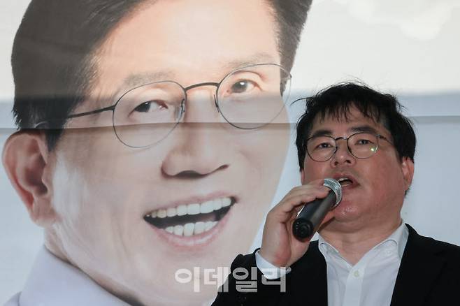 유동규 전 성남도시개발공사 기획본부장이 20일 서울 송파구에서 열린 김문수 국민의힘 대선 후보 유세에서 유권자들에게 김 후보에 대한 지지를 호소하고 있다. (사진=방인권 기자)