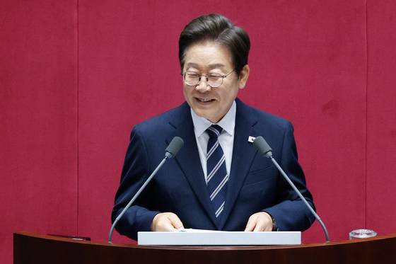 이재명 대통령이 지난 26일 국회 본회의장에서 추가경정예산 시정연설을 하고 있다. 〈사진=국회사진기자단〉