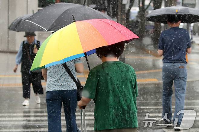 시민들이 우산을 펼쳐 비를 피하며 길을 건너고 있다.(사진은 기사 내용과 무관함) / 뉴스1 ⓒ News1