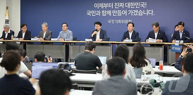 이한주 국정기획위원장이 22일 오후 서울 종로구 정부서울청사 창성동 별관에서 열린 기자간담회에서 발언하고 있다. 2025.6.22/뉴스1 ⓒ News1 김진환 기자