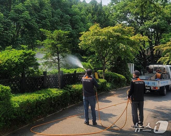 러브버그 방역작업을 진행하고 있는 마포구.(마포구 제공)