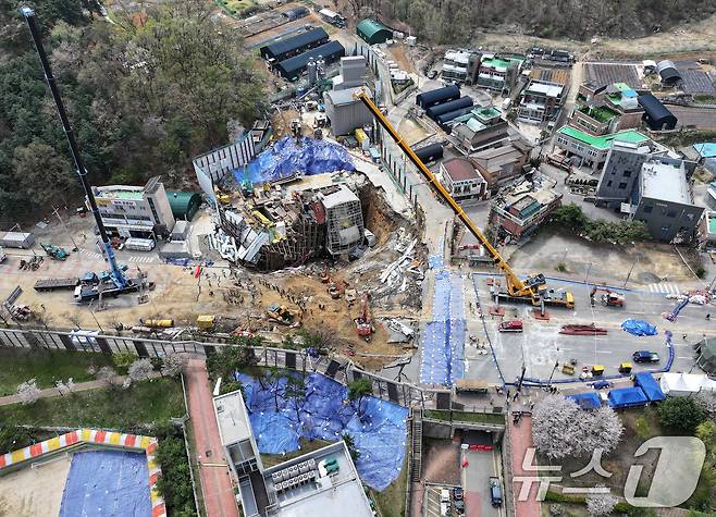 16일 경기 광명시 일직동 신안산선 복선전철 5-2공구 붕괴 현장에서 소방관 등 관계자들이 실종자 수색 작업을 이어가고 있다. 2025.4.16/뉴스1 ⓒ News1 이동해 기자