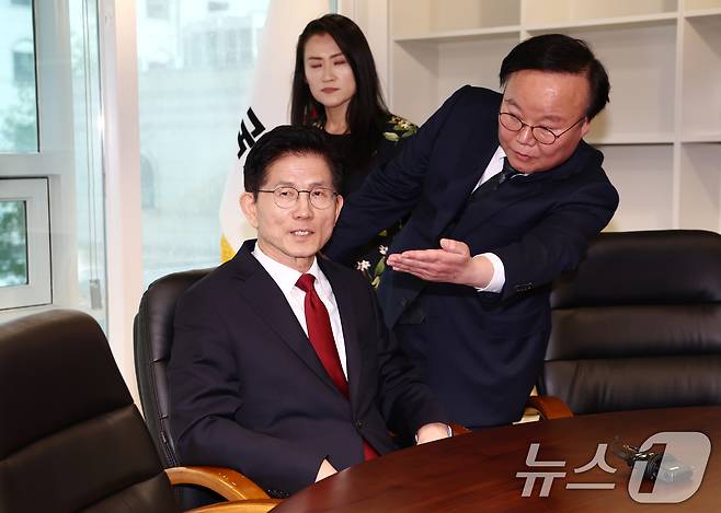 김문수 국민의힘 대통령 후보가 지난 5월 8일 오후 서울 여의도 중앙당사에 마련된 후보실에서 업무를 보기 위해 착석해 있다. 오른쪽은 김재원 전 최고위원. 2025.5.8/뉴스1 ⓒ News1 김민지 기자
