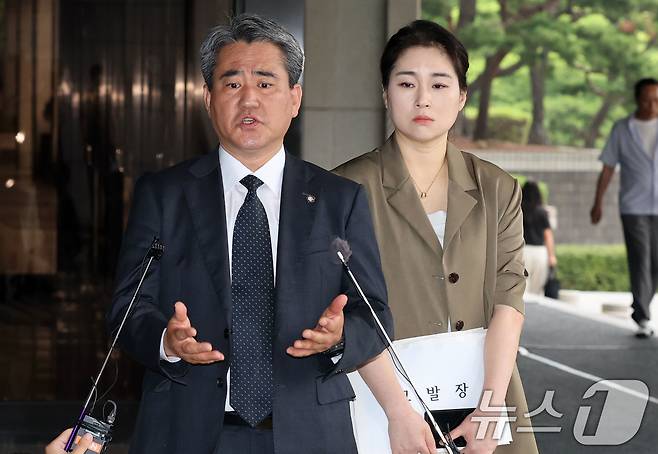 윤석열 전 대통령 법률대리인 송진호, 김계리 변호사가 26일 비화폰 기록 임의제출과 관련해 경호처 지휘부 등 8명을 대통령기록물 관리법 위반, 군사기밀보호법 위반, 직권남용 등으로 고발하기 위해 서초구 서울중앙지방검찰청에 들어서며 취재진의 질문을 받고 있다./뉴스1 ⓒ News1 박세연 기자